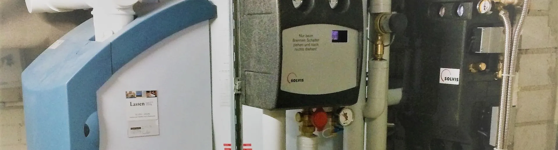 Nahaufnahme einer modernen Heizungsanlage mit einem blaugrauen Gerät.
