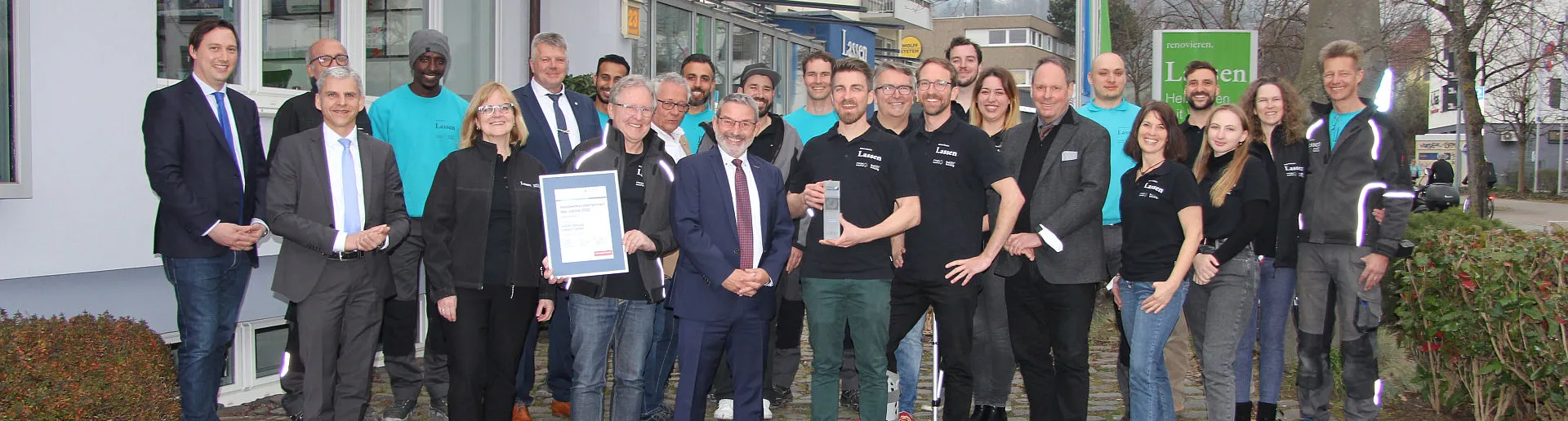 Das Team der Lassen GmbH bei der Preisverleihung vor ihrem Bürogebäude.