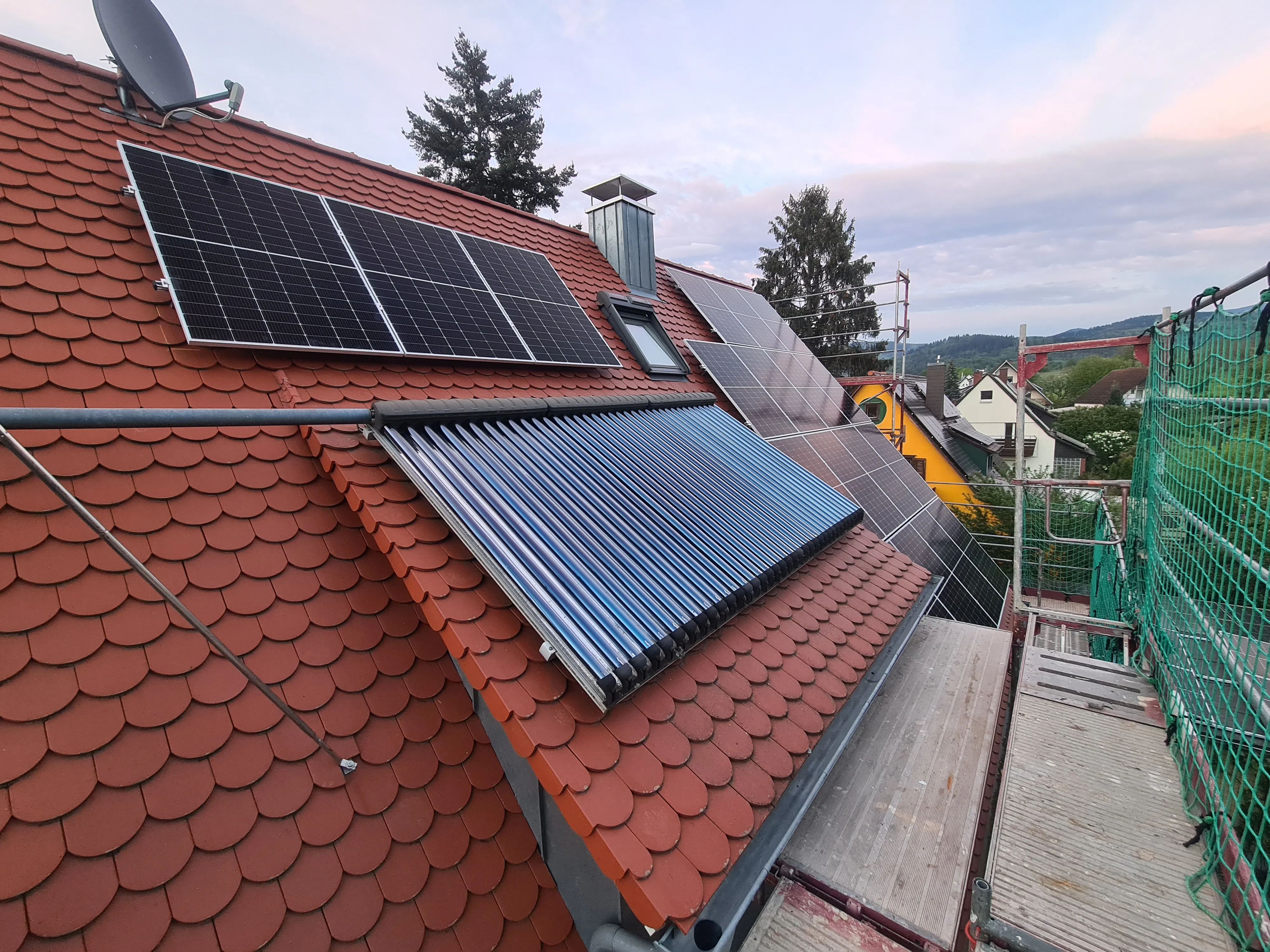 Dach mit PV- und Solarthermieanlage