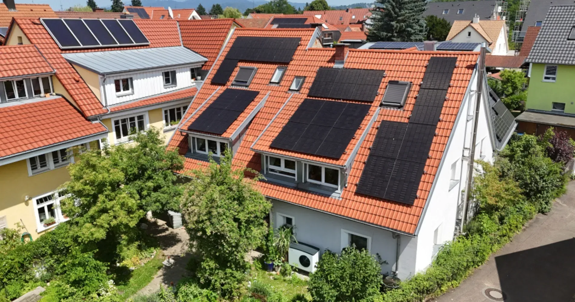 Mehrfamilienhaus mit Solardach und Wärmepumpe.