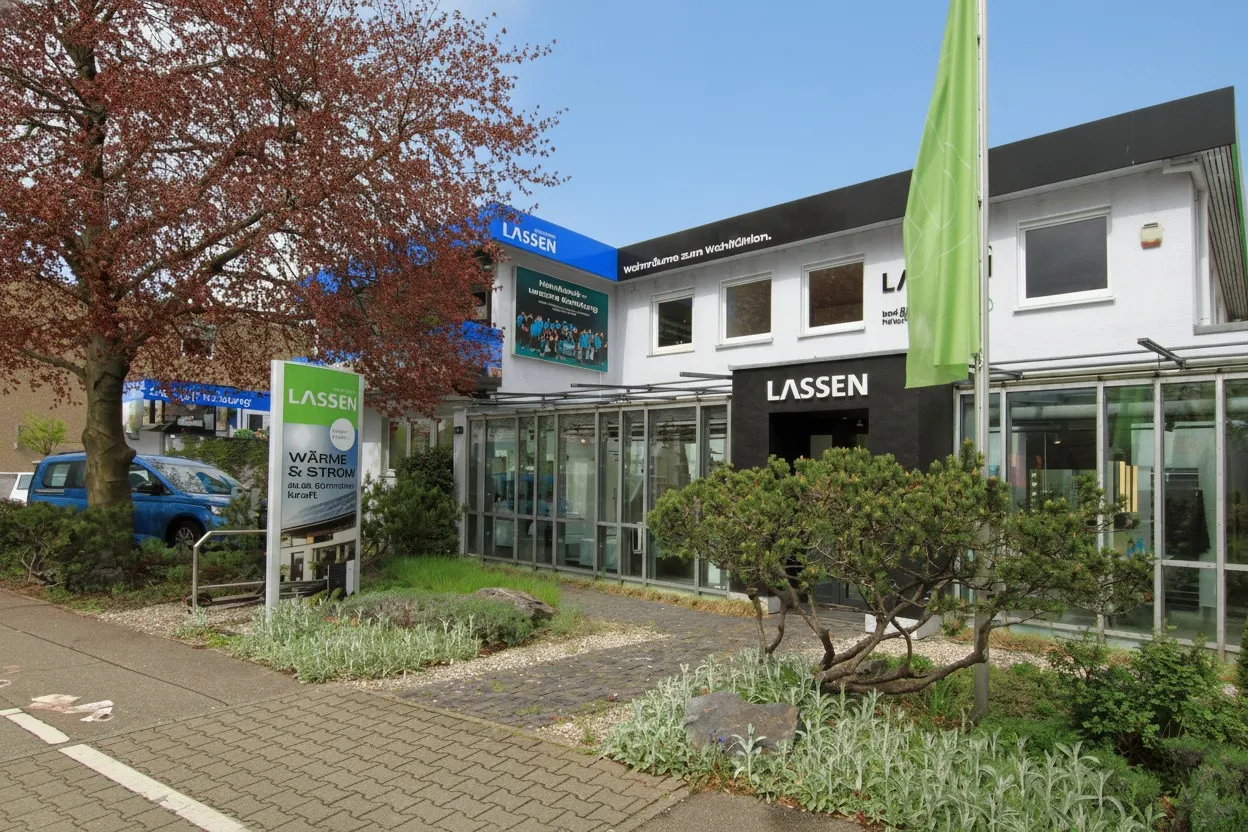Außenansicht auf das Firmengebäude mit eigener Badausstellung von Lassen in Freiburg.