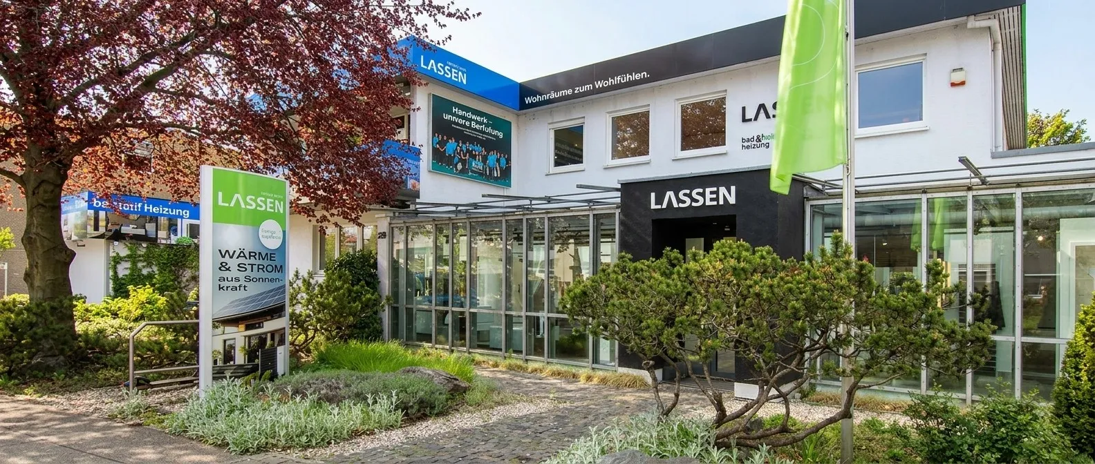 Außenansicht auf das Firmengebäude mit eigener Badausstellung von Lassen in Freiburg.