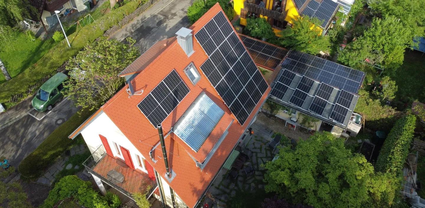 PV-Anlage mit Südwest-Ausrichtung auf einem Schrägdach