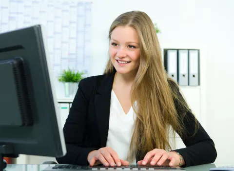 Azubi Kauffrau für Büromanagement bei der Organisation in einem SHK Handwerksunternehmen 