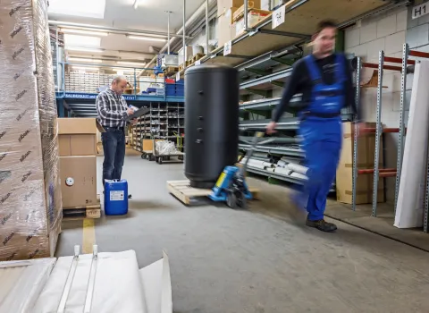 Lagerist bei der Arbeit in einem SHK Handwerksunternehmen 