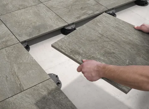 Verlegung einer Outdoor-Fliese von Villeroy & Boch auf Stelzlagern.