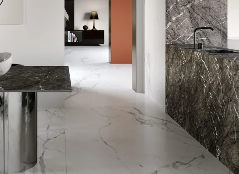 Gehobener Essensraum mit großformatigen Marmorfliesen von Marazzi.