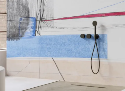 Ein modernes Badezimmer mit einer freistehenden, ovalen Badewanne und einer kunstvoll gestalteten Wand im Hintergrund.