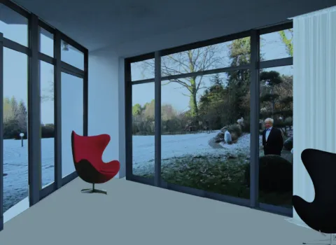 3D-Visualisierung eines modernen Anbaus mit großen Glasfronten, die einen weiten Blick in einen winterlichen Garten ermöglichen. Ein roter und ein schwarzer Designer-Sessel setzen stilvolle Akzente in dem minimalistischen Raum. Vertikale Vorhänge bieten eine elegante Möglichkeit zur Lichtregulierung.