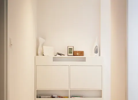 Einbau-Flurschrank in schlichtem Weiß, optimal integriert für eine aufgeräumte und moderne Wohnatmosphäre.