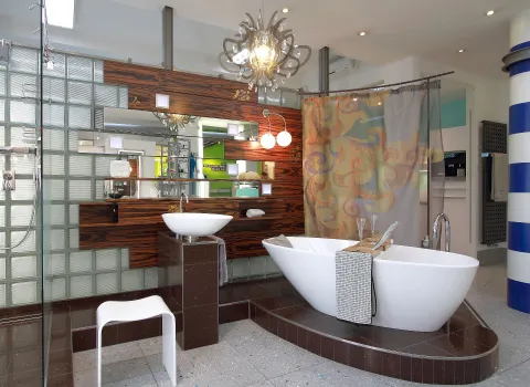 Ausstellungsraum zeit holzverkleideten Waschplatz und eine auf dem Podest stehende Badewanne.