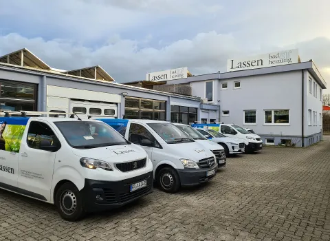 Fahrzeugflotte der Lassen-GmbH auf dem Firmengelände.