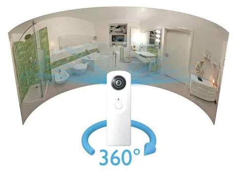 Eine 360-Grad-Kamera zeigt eine Panoramaaufnahme eines Badezimmers mit weiß-grünen Fliesen.