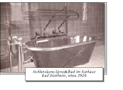 Alte Schwarz-weiß-Aufnahme des Kohlensäure-Sprudelbads im Kurhaus von Bad Dürrheim.