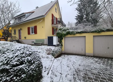 Gelbes Haus mit Solvis Pia im Winter