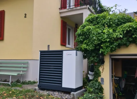 Gelbes Haus mit Solvis Pia Wärmepumpe.