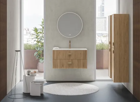 Badmöbel-Set in warmer Holzoptik mit rundem LED-Spiegel, wandhängendem Waschtisch und passendem Hochschrank.