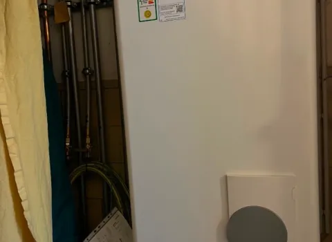 Eine Gastherme von Brötje Heizung in einem Heizungskeller.