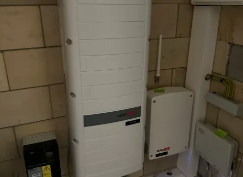 Technikraum mit Wechsselrichter von Solaredge.