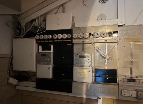 Stromkasten und Anschlüsse im Technikraum.