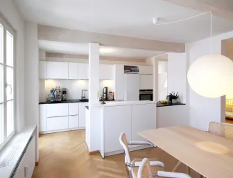 Ein Holzboden in einer Küche.