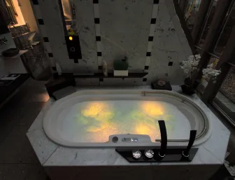 Ein luxuriöser Whirlpool in einem modernen Badezimmer, dessen Wasser in gelber LED-Beleuchtung schimmert. 