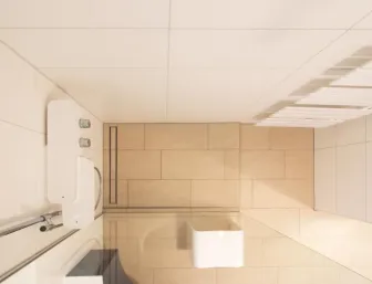 Detailansicht einer bodengleichen Dusche mit dezentem Fliesenmuster, integriertem Ablaufsystem und moderner Duscharmatur.