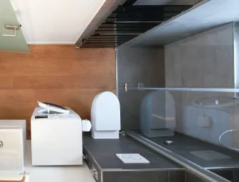 Ein modernes Badezimmer mit einer Kombination aus weißen und dunklen Elementen, das eine elegante und praktische Gestaltung zeigt.