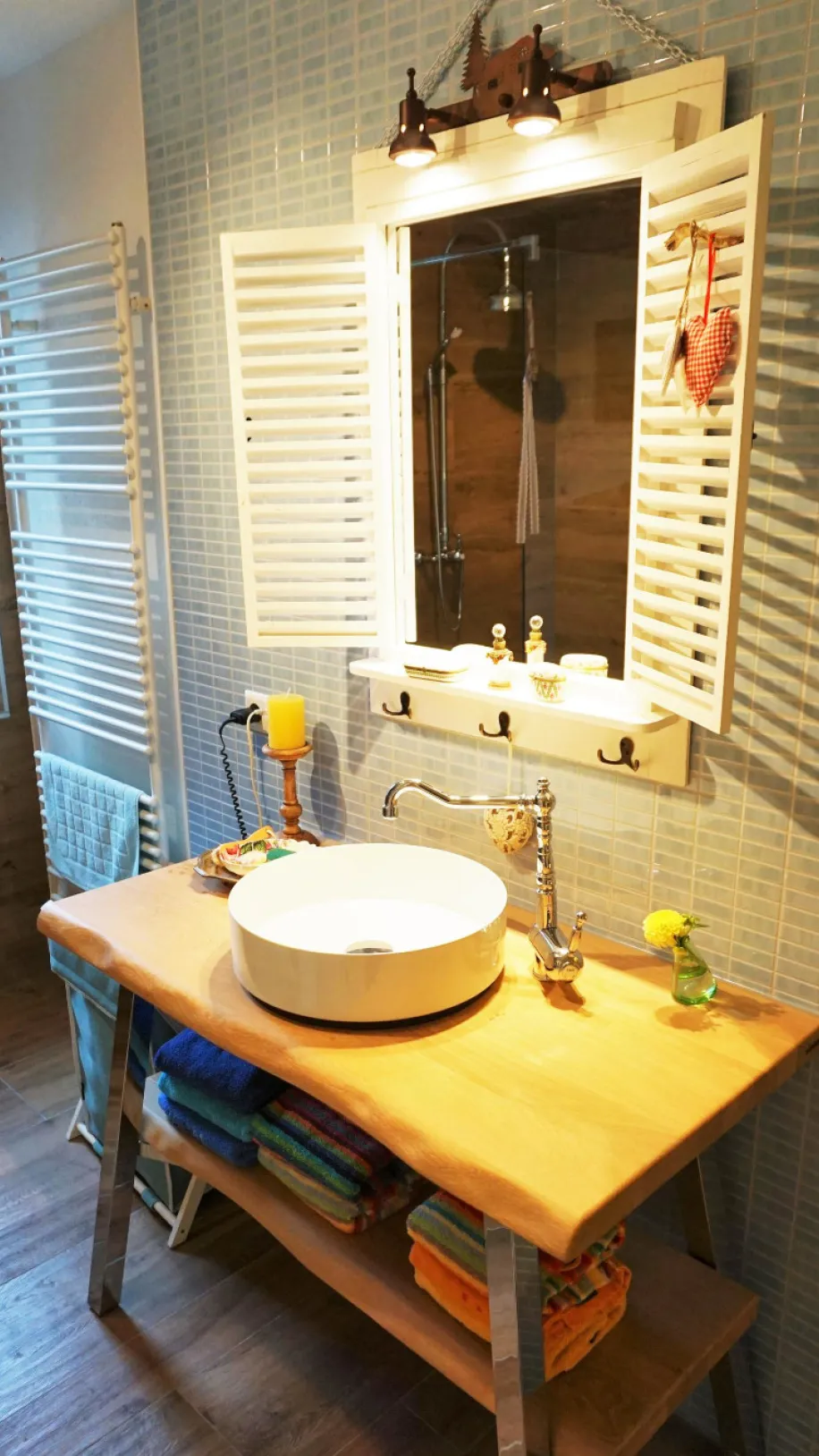 Ein stilvolles Badezimmer mit einer modernen Kombination aus Holz und Fliesen. 