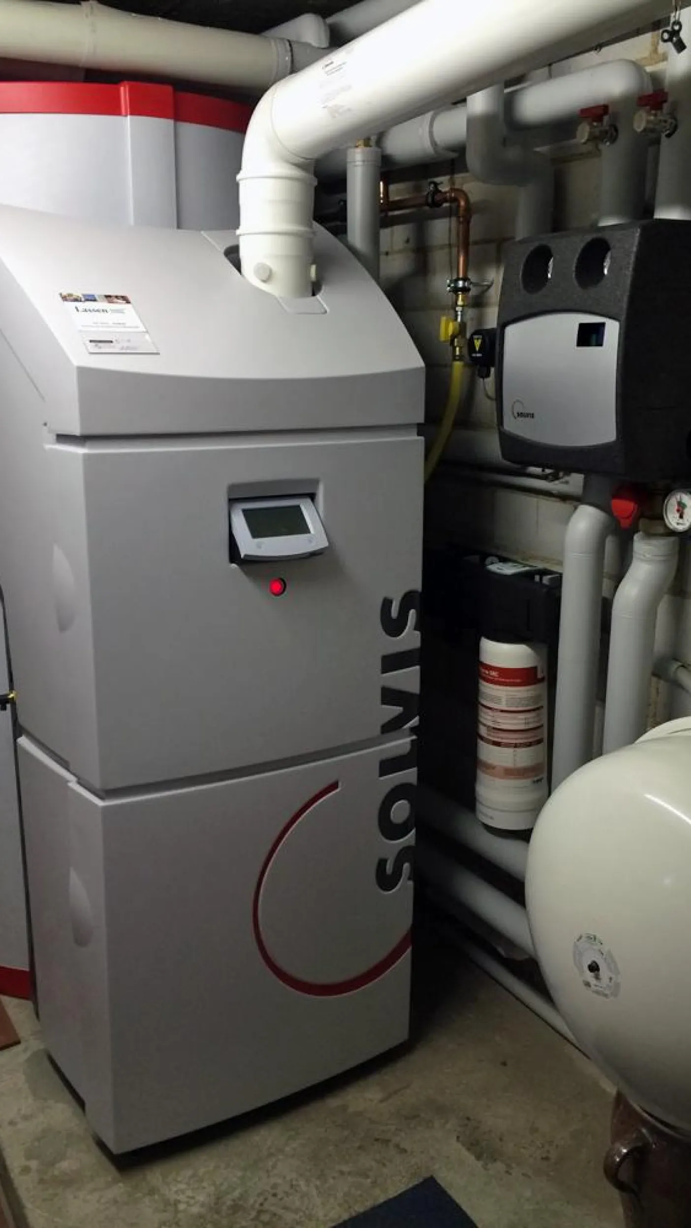 Ein Heizungsraum mit einer modernen Heizungsanlage der Marke Solvis.
