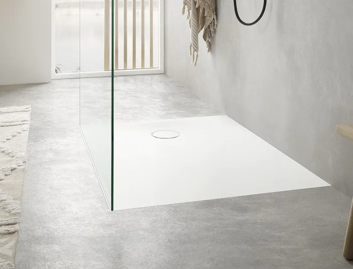 Dusche mit bodenebener Duschfläche aus Mineralguss von Mauersberger.