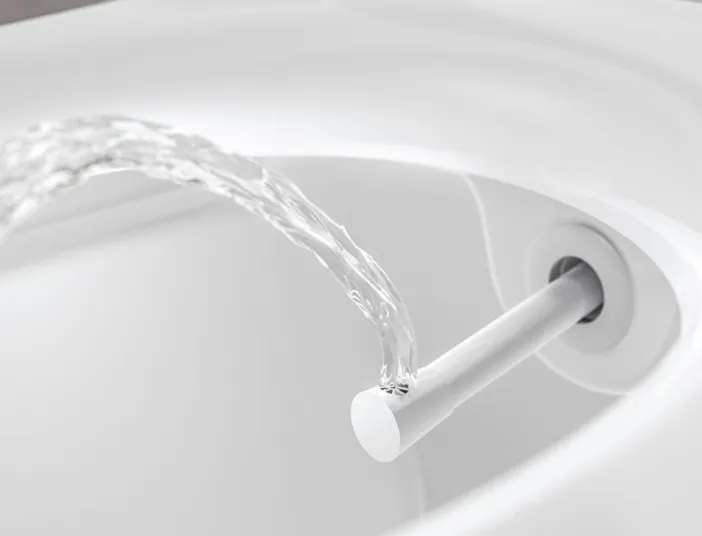 Dusch-WC TeceOne mit ausgefahrenem Spülarm und sanft reinigendem Wasserstrahl. 