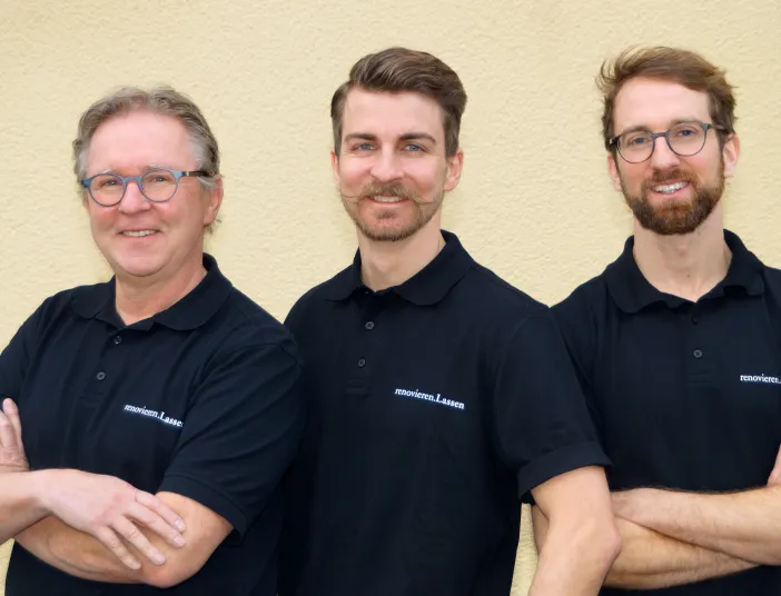 Die Geschäftsführung in einheitlicher Kleidung mit dem Firmenlogo renovieren.Lassen.