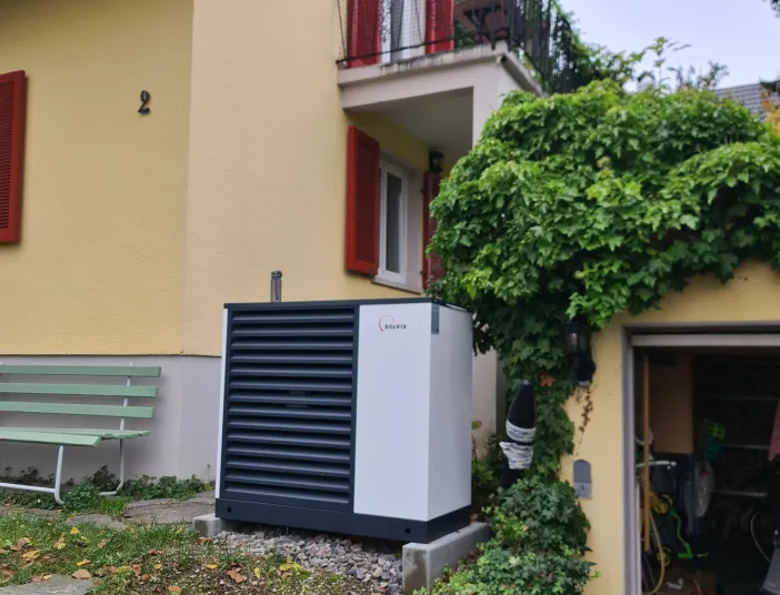 Gelbes Haus mit Solvis Pia Wärmepumpe.
