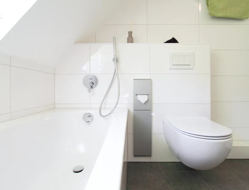 Modernes Badezimmer mit Badewanne und wandhängendem WC.