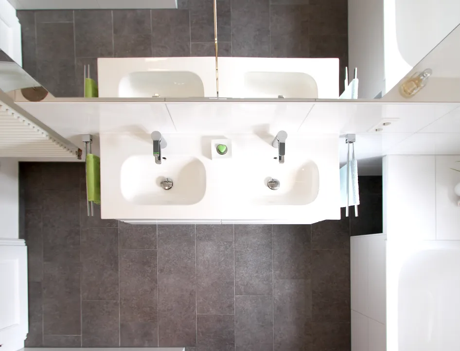 Blick von oben auf ein Doppelwaschbecken mit modernem Design.