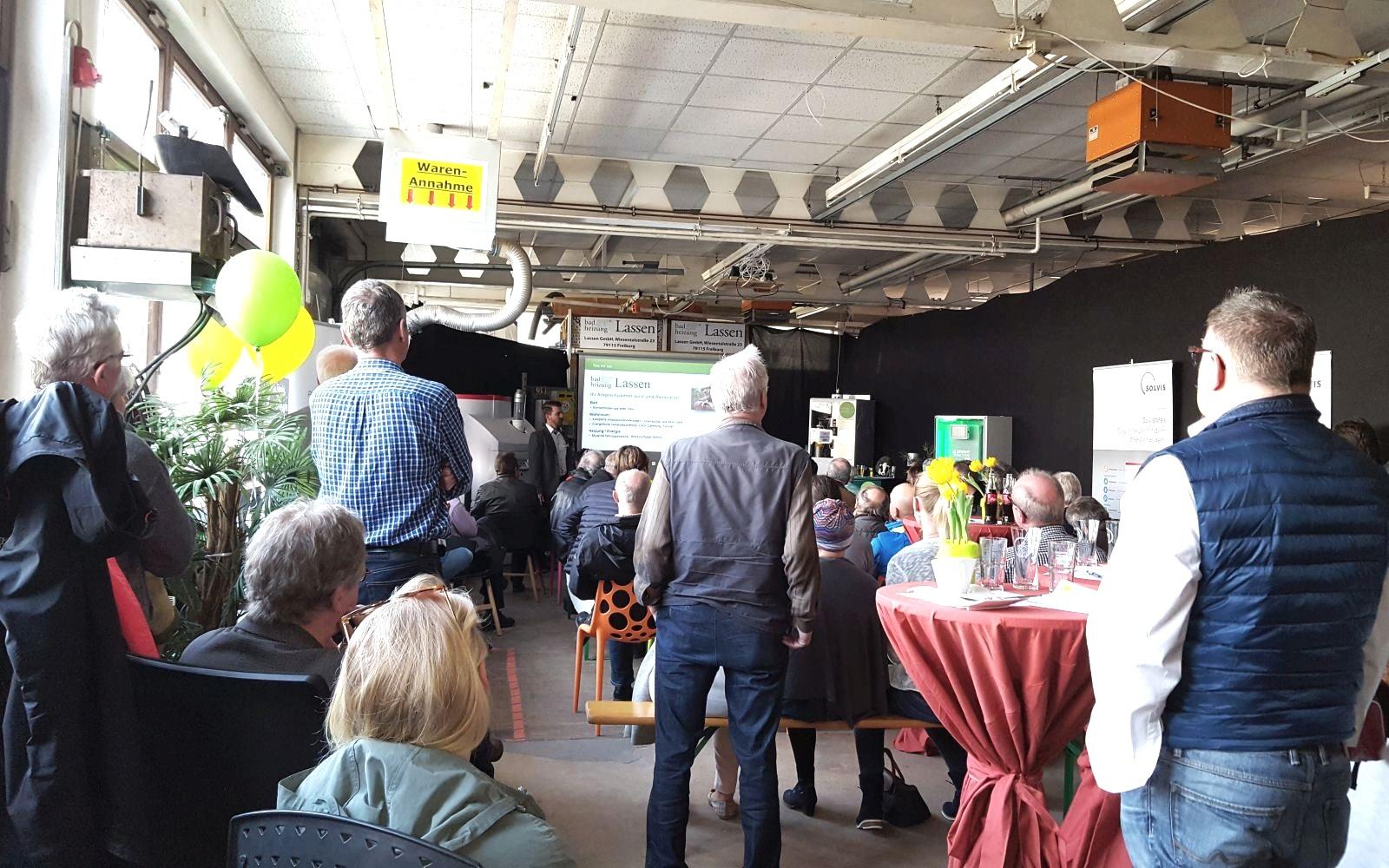 Besucher bei Hausmesse Lassen