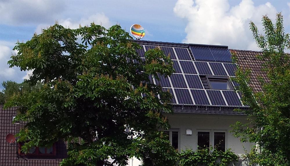 Photovoltaikanlage auf dem Hausdach, integriert ins Landschaftsbild
